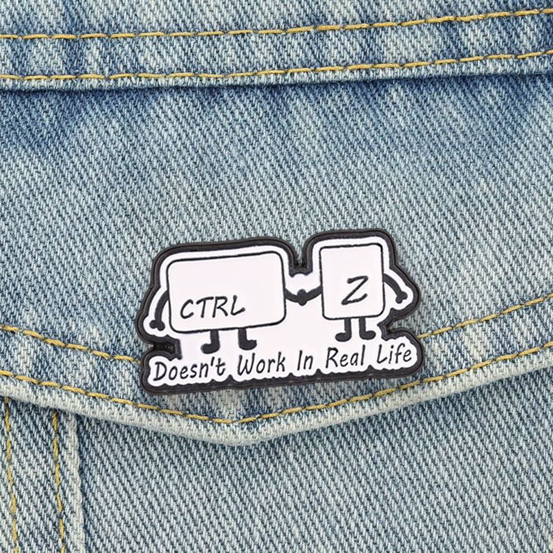 Funny Tech Meme Enamel Pins Ct - Tech Accessories For Work recensione e prezzo