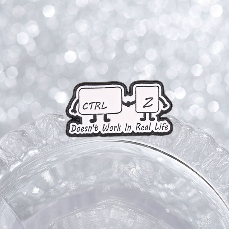 Funny Tech Meme Enamel Pins Ct - Tech Accessories For Work recensione e prezzo
