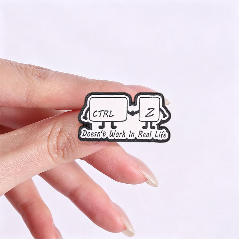 Funny Tech Meme Enamel Pins Ct - Tech Accessories For Work recensione e prezzo